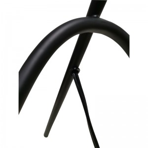 Lampa de birou cu trei picioare cu finisajnegru și un comutator de balansoar pe o linie de oaspeți