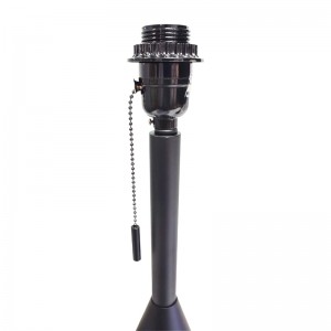 Lampa de birou de finisareneagră cu un întrerupător de lanț de tracțiune la camera de oaspeți