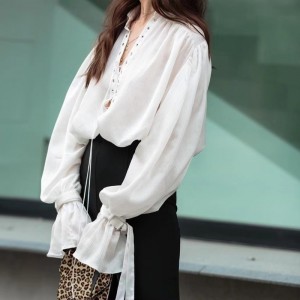 Cămașă cu mânecă lungă alb franceză 2023 Noua manșon evazat Temperament subțire V-Neck Design Sense Sense Tricou Tirt