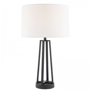 Nopți de bronz întunecat și lumină cu un comutator de balansoar pe/off, o priză convenabilă și un port de încărcare USB la Hotel Guestroom