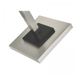 Lampa de podea metalică cu hotel cu finisaj denichel periat și accentnegru la camera de oaspeți