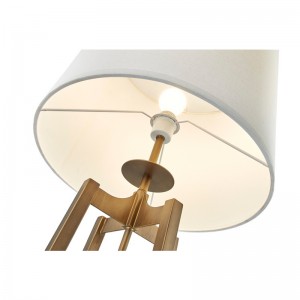 Canapea hotelului Hyatt de lângă lampa de podea cu finisaj de aur antic la camera de oaspeți