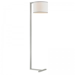 Canapea hotelului Hiltom de lângă lampa de podea cu finisaj argintiu la camera de oaspeți