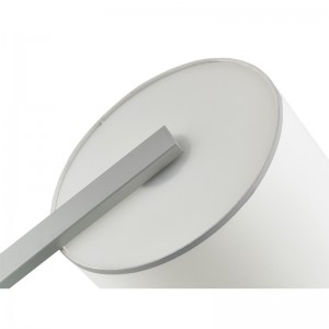 Canapea hotelului Hiltom de lângă lampa de podea cu finisaj argintiu la camera de oaspeți