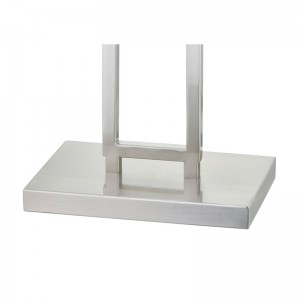 Canapeaua de hotel Marriott lângă lampa de podea cu finisaj denichel periat la camera de oaspeți