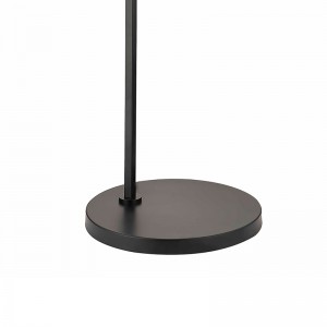 Canapea hotelului Waterwalk lângă lampa de podea cu finisajnegru mat la camera de oaspeți