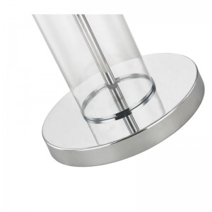 Lampa de podea metalică cu hotel cu finisaj crom lustruit la canapea alături de camera de oaspeți