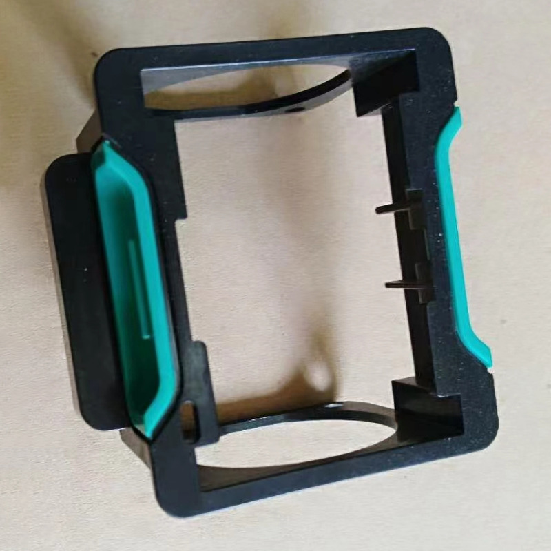 Piese din plastic cu două culori