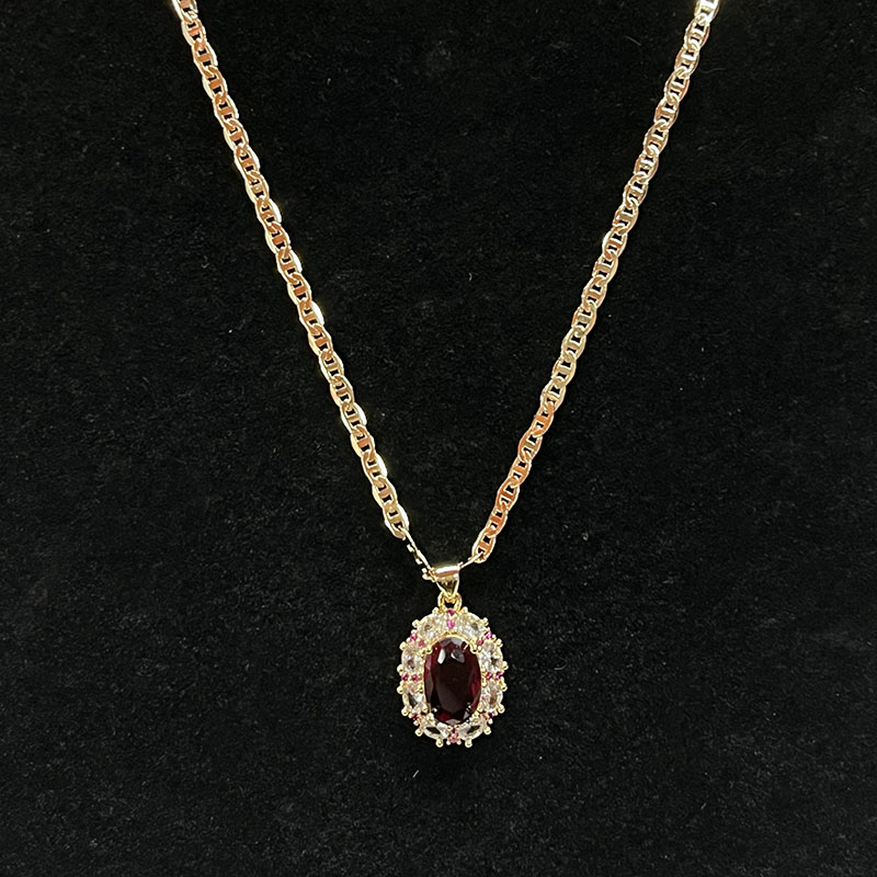 Colier Royal Ruby Halo cu diamant & Accente de safir roz pe un lanț de aur de 14k