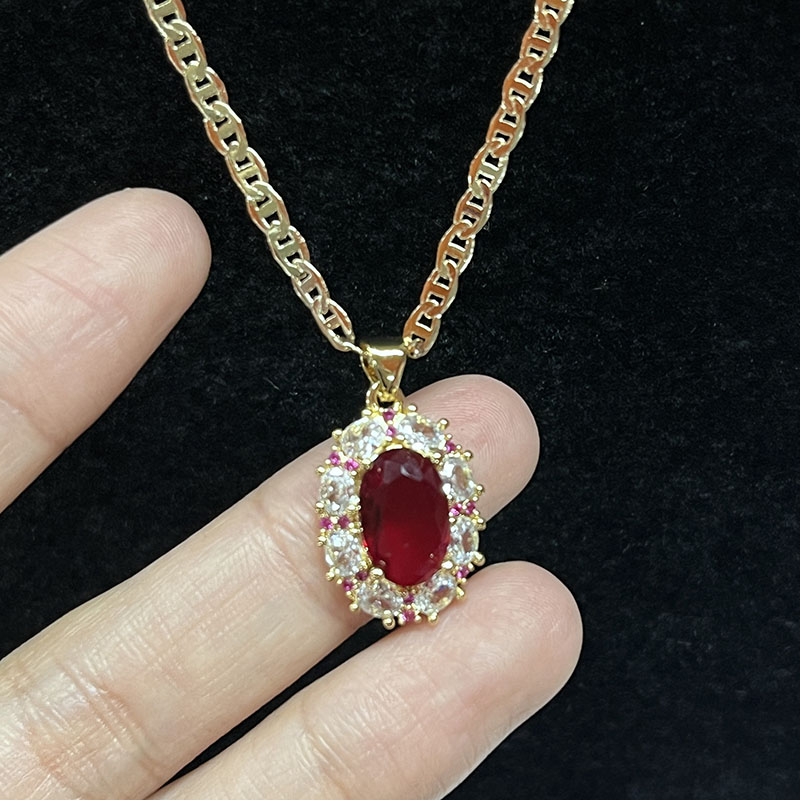 Colier Royal Ruby Halo cu diamant & Accente de safir roz pe un lanț de aur de 14k