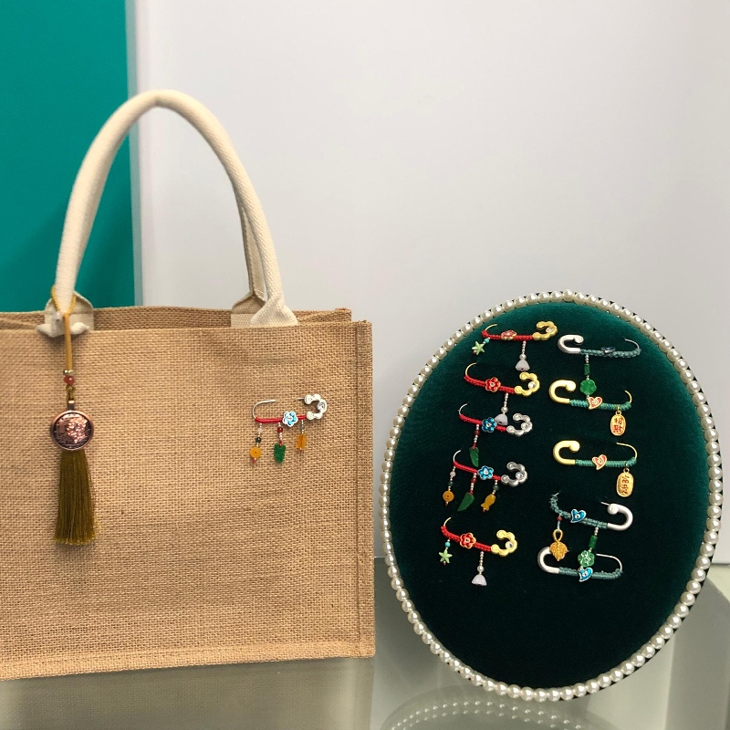 chinez-Broșănorocoasă în stil